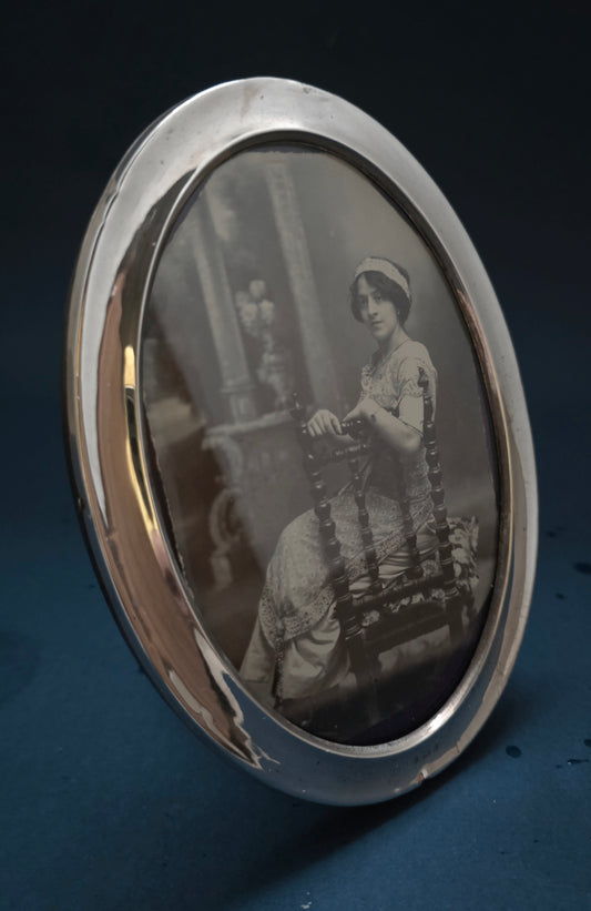 Rare Oval Silver Photo Frame - Mander and Son England 1918