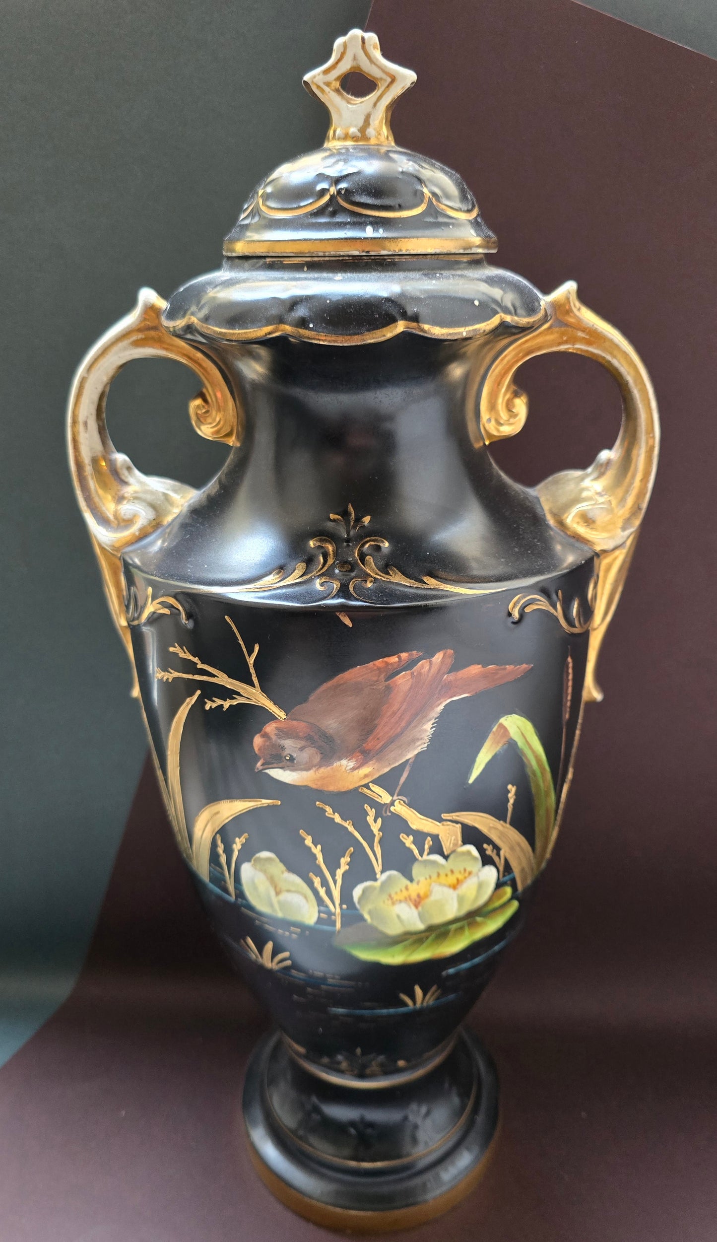 Alton Ware Hand-Painted Black Vase with Bird & Water Lilies – England, 1930s