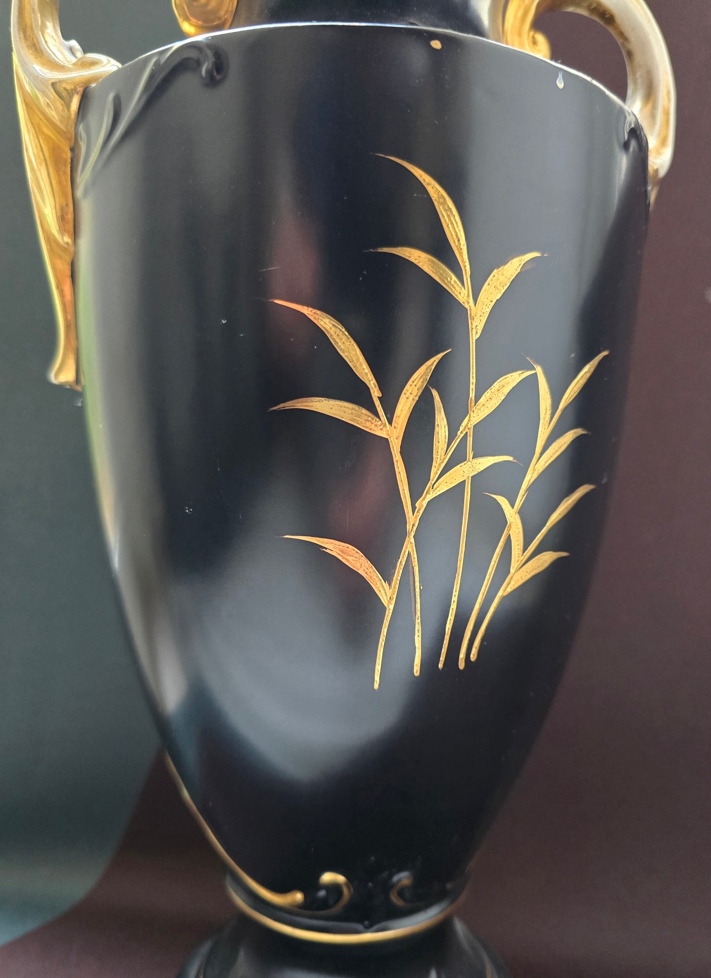 Alton Ware Hand-Painted Black Vase with Bird & Water Lilies – England, 1930s