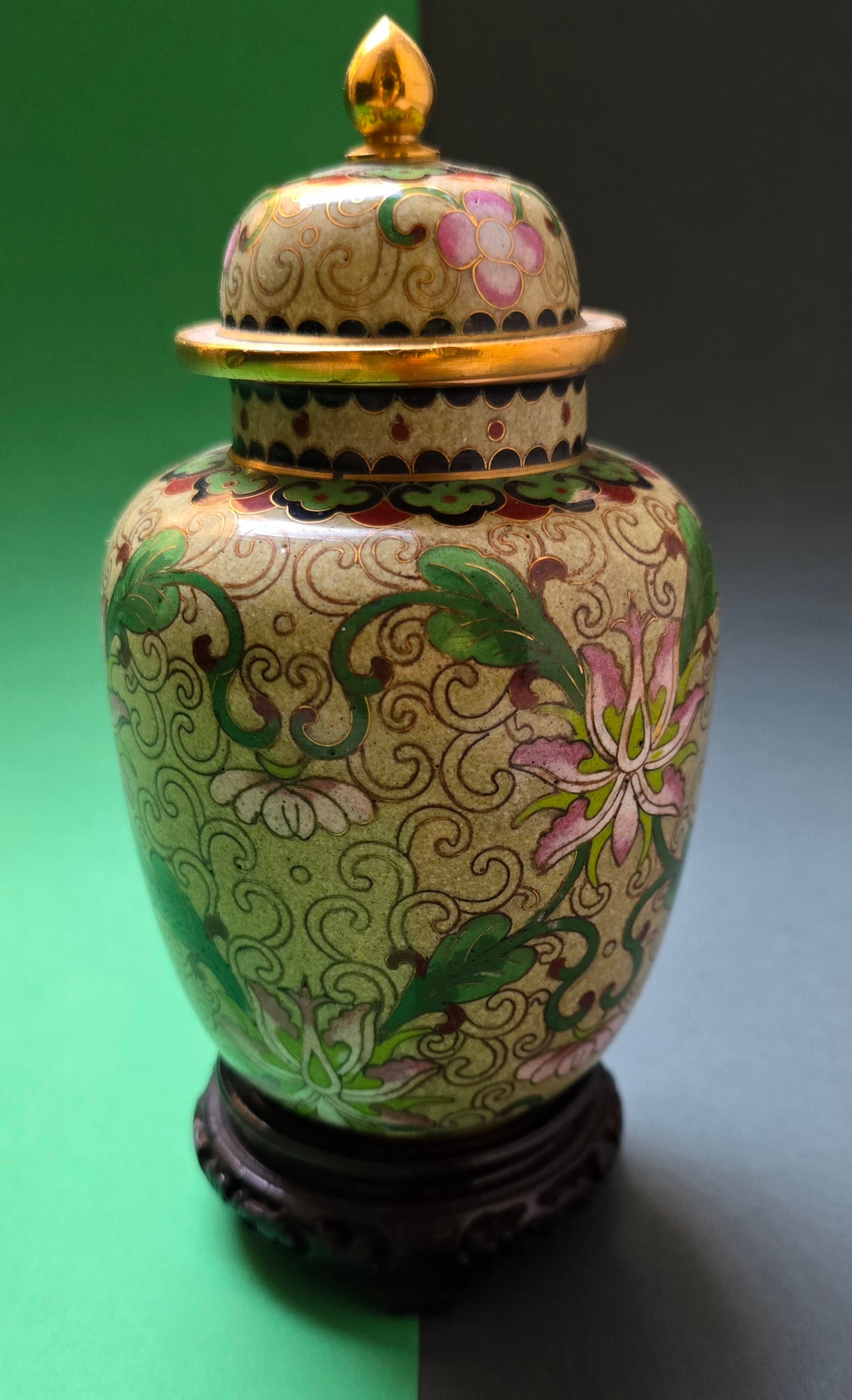 Chinese Cloisonné Vase with Lid & Wooden Stand – Peony & Ruyi Cloud Pattern, 1930s–40s
